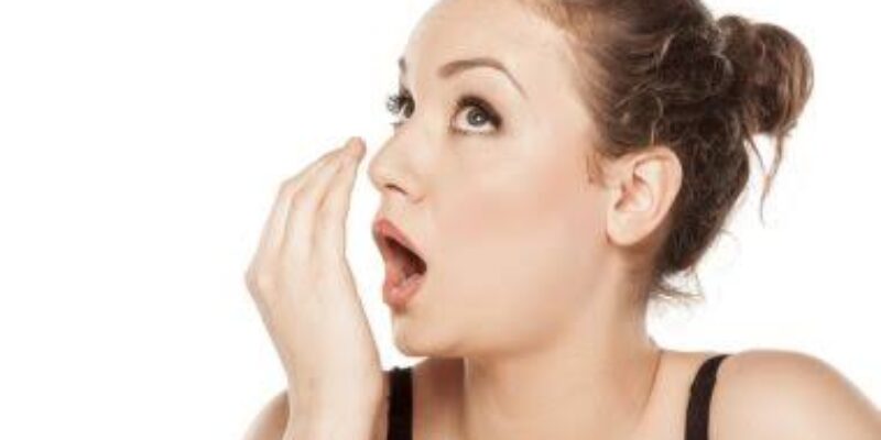 رائحة الفم الكريهة: أهم الأسباب وطرق العلاج