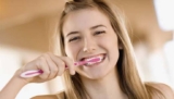 روتين العناية بالاسنان: 20 طريقة للاستمتاع بأسنان بيضاء 100%