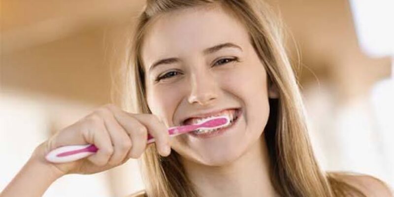 روتين العناية بالاسنان: 20 طريقة للاستمتاع بأسنان بيضاء 100%